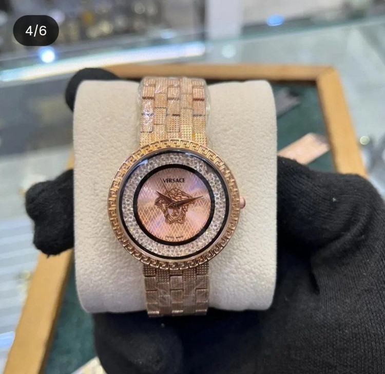 Versace Realy ورساچه #مجلسی تلالویی زیبا وچشم نواز برای خاص پسندان این برندمتفاوت رو با توجه به درخواستهای مکرر همکاران شارژ کردیم که دنبال ساعتهای دستبندی مجلسی بودن طرح تیفانی قفل دستبندی موتورکوارتز قاب نگینی بند دستبندی