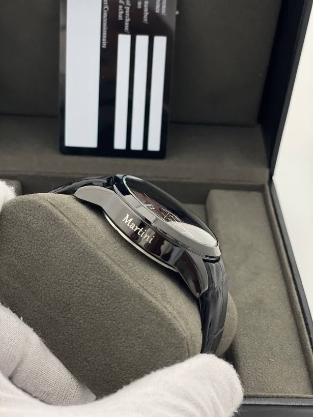 Elegance Martini اصالت برند : ایتالیا ساعت مارتینی" اورجینال مناسب ستهای فشن و روزانه آقایان موتور "میوتا ژاپن" ۳موتور فعال قاب استیل دودی رنگ ثابت بند چرم طبیعی قفل استیل پروانهای شیشه کریستال ضدخش ضدآب 3Atm