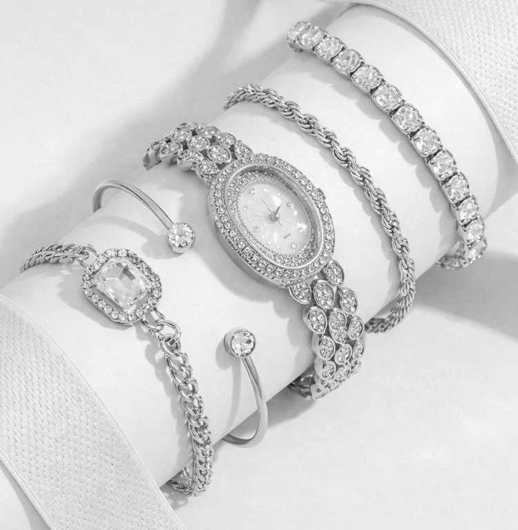 شارژ مجدد Cartier Silver For women "در لحظه؛بدرخشید" #مجلسی رنگ ثابت ضدآب بند نگین دار صفحه رومی قاب دور نگین موتور با کیفیت