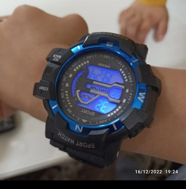 طرح G-shock walar led for teen موتور ضدآب بند رابر با کیفیت قفل و قاب پشت استیل ❌امکانات: ♦️نمایش ساعت بصورت دیجیتال ♦️دارای آلارم ♦️چراغ دیدشب ♦️نمایش کامل تاریخ (سال ماه و هفته) ♦️محاسبه کرنومتر صفحه ضدخش ضدآب و ضربه و ... . ❌یک ساعت ایدهآل برای ورزشکاران