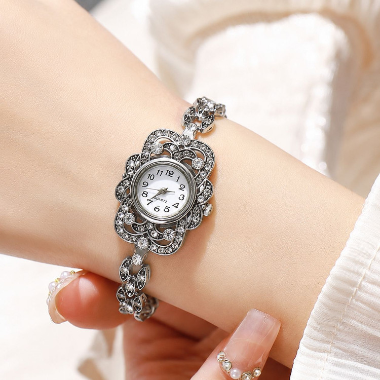 ☑️ROYAL silver ⌚️new collection 👑 مدل «ملکه نقرهای» مدل لوفیان موتور کوارتز فول استون صفحه شماره دار کیفیت عالی قفل دستبندی بندزنبوری