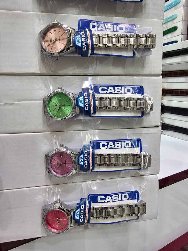 ☑️CASIO ☆☆☆☆ ▪︎high quality👌 > زنونه پرطرفدار کاسیو<< ✅ مونتاژ با کیفیت بالاتر(پریمیوم) قفل کلیپسی دارای روز شمار مقاوم دربرابر آب بند استیل موتور کوارتز رنگ سیلور