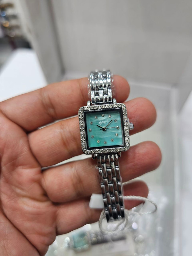 ☑️ eightys jewellery ترکیبی از زیبایی، درخشش و استایل خاص برای بانوان شیکپوش. مناسب مهمانی هدیه و استفاده روزانه ✨ برند شرکتی شیشه سافایر قفل پروانه ای موتورکوارتز بند استیل مقاوم دربرابر آب