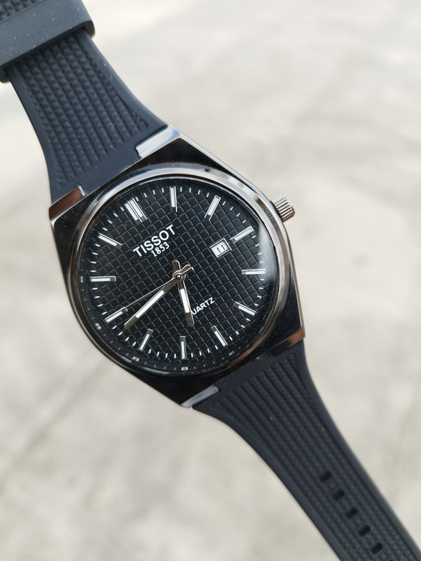 کد 2895 مردانه برند تیسوت TISSOT باکیفیت بند سیلیکونی طراحی خاص و زیبا موتور کوارتز قفل سگگی دارای روز شمار