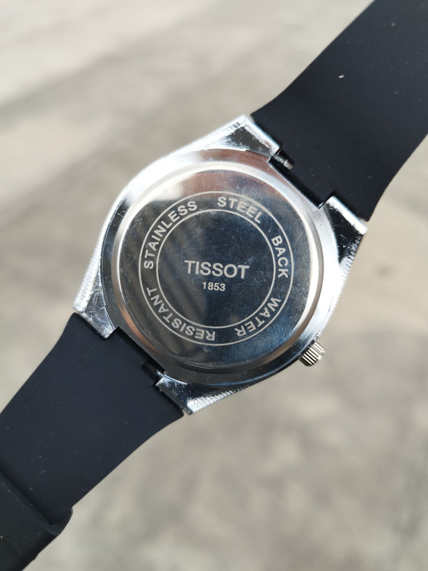 کد 2895 مردانه برند تیسوت TISSOT باکیفیت بند سیلیکونی طراحی خاص و زیبا موتور کوارتز قفل سگگی دارای روز شمار