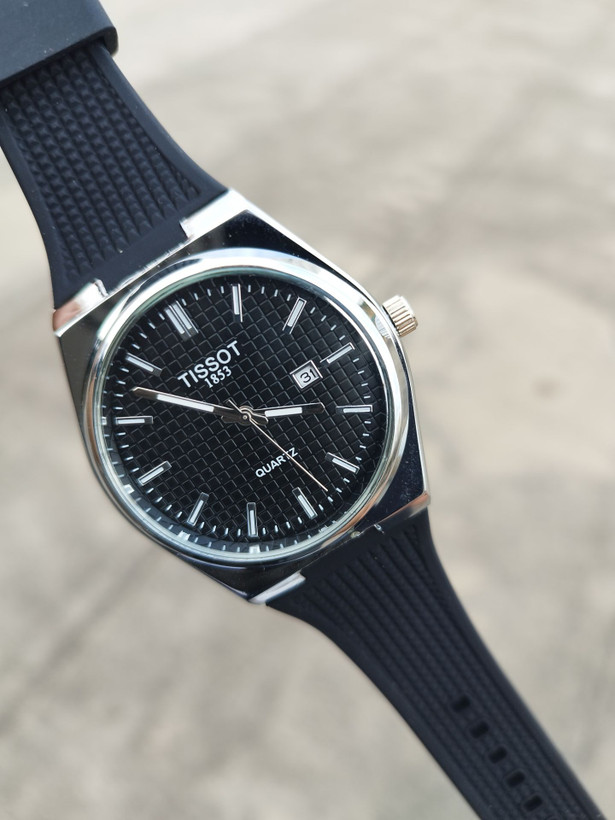 کد 2895 مردانه برند تیسوت TISSOT باکیفیت بند سیلیکونی طراحی خاص و زیبا موتور کوارتز قفل سگگی دارای روز شمار