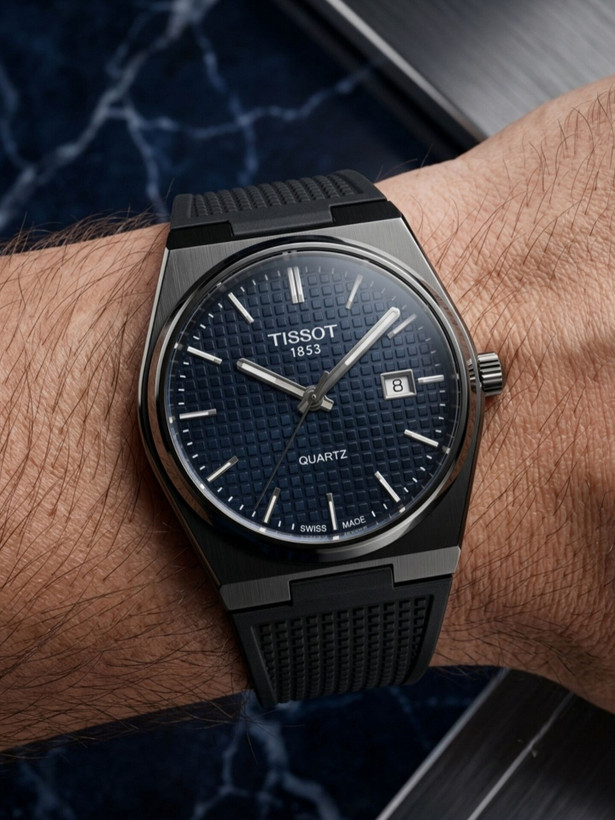 کد 2895 مردانه برند تیسوت TISSOT باکیفیت بند سیلیکونی طراحی خاص و زیبا موتور کوارتز قفل سگگی دارای روز شمار