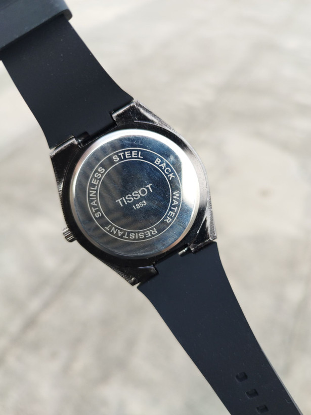 کد 2895 مردانه برند تیسوت TISSOT باکیفیت بند سیلیکونی طراحی خاص و زیبا موتور کوارتز قفل سگگی دارای روز شمار