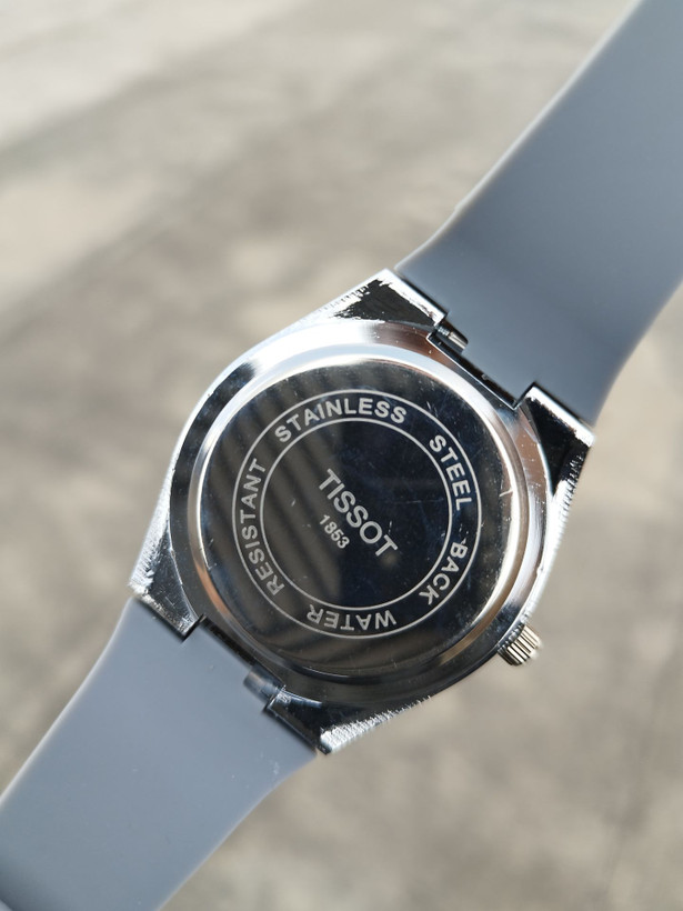 کد 2895 مردانه برند تیسوت TISSOT باکیفیت بند سیلیکونی طراحی خاص و زیبا موتور کوارتز قفل سگگی دارای روز شمار