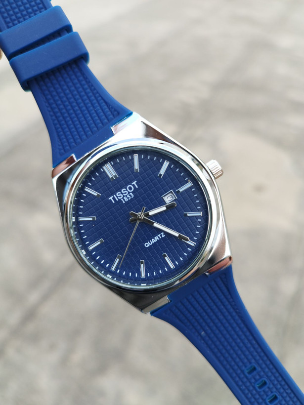 کد 2895 مردانه برند تیسوت TISSOT باکیفیت بند سیلیکونی طراحی خاص و زیبا موتور کوارتز قفل سگگی دارای روز شمار
