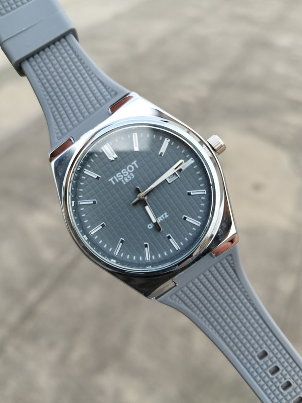 کد 2895 مردانه برند تیسوت TISSOT باکیفیت بند سیلیکونی طراحی خاص و زیبا موتور کوارتز قفل سگگی دارای روز شمار