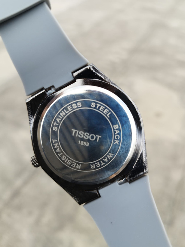 کد 2895 مردانه برند تیسوت TISSOT باکیفیت بند سیلیکونی طراحی خاص و زیبا موتور کوارتز قفل سگگی دارای روز شمار