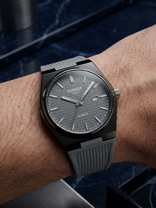 کد 2895 مردانه برند تیسوت TISSOT باکیفیت بند سیلیکونی طراحی خاص و زیبا موتور کوارتز قفل سگگی دارای روز شمار