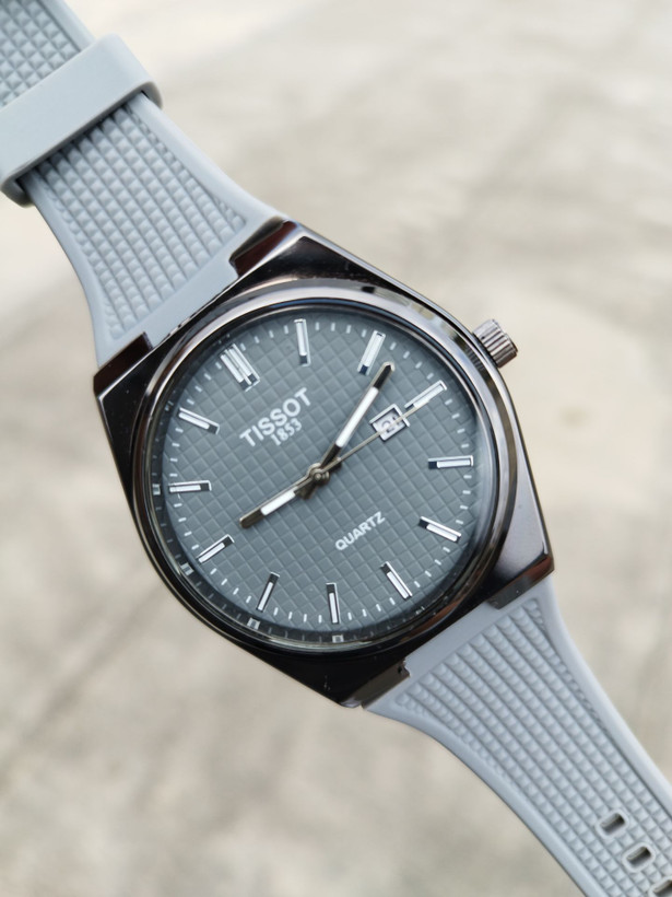 کد 2895 مردانه برند تیسوت TISSOT باکیفیت بند سیلیکونی طراحی خاص و زیبا موتور کوارتز قفل سگگی دارای روز شمار
