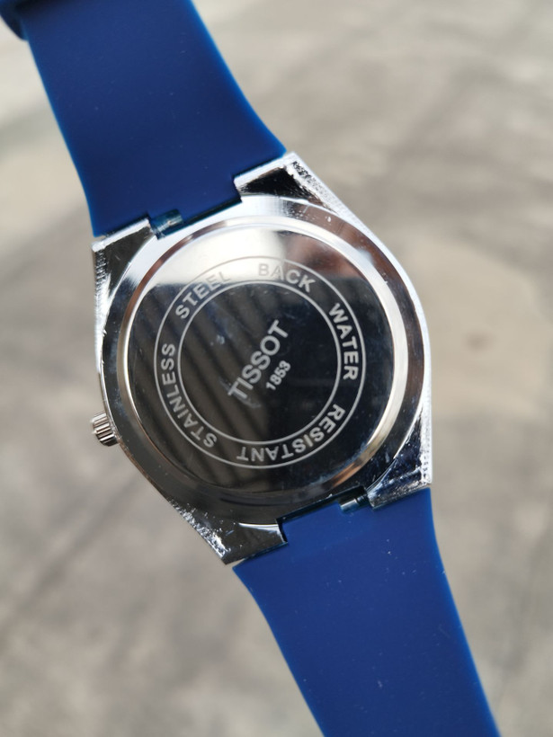 کد 2895 مردانه برند تیسوت TISSOT باکیفیت بند سیلیکونی طراحی خاص و زیبا موتور کوارتز قفل سگگی دارای روز شمار