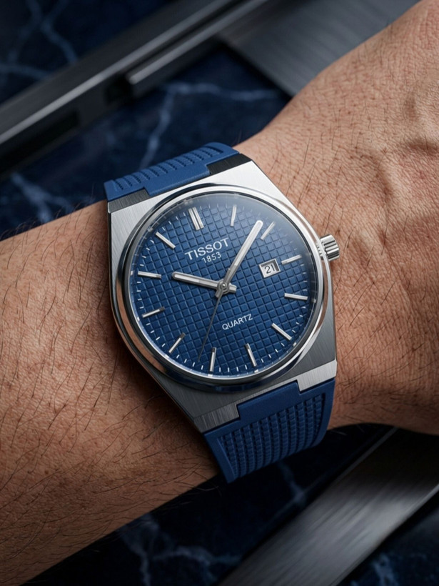 کد 2895 مردانه برند تیسوت TISSOT باکیفیت بند سیلیکونی طراحی خاص و زیبا موتور کوارتز قفل سگگی دارای روز شمار