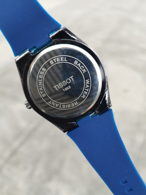 کد 2895 مردانه برند تیسوت TISSOT باکیفیت بند سیلیکونی طراحی خاص و زیبا موتور کوارتز قفل سگگی دارای روز شمار