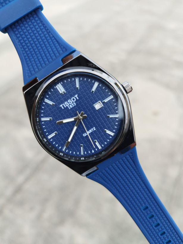 کد 2895 مردانه برند تیسوت TISSOT باکیفیت بند سیلیکونی طراحی خاص و زیبا موتور کوارتز قفل سگگی دارای روز شمار