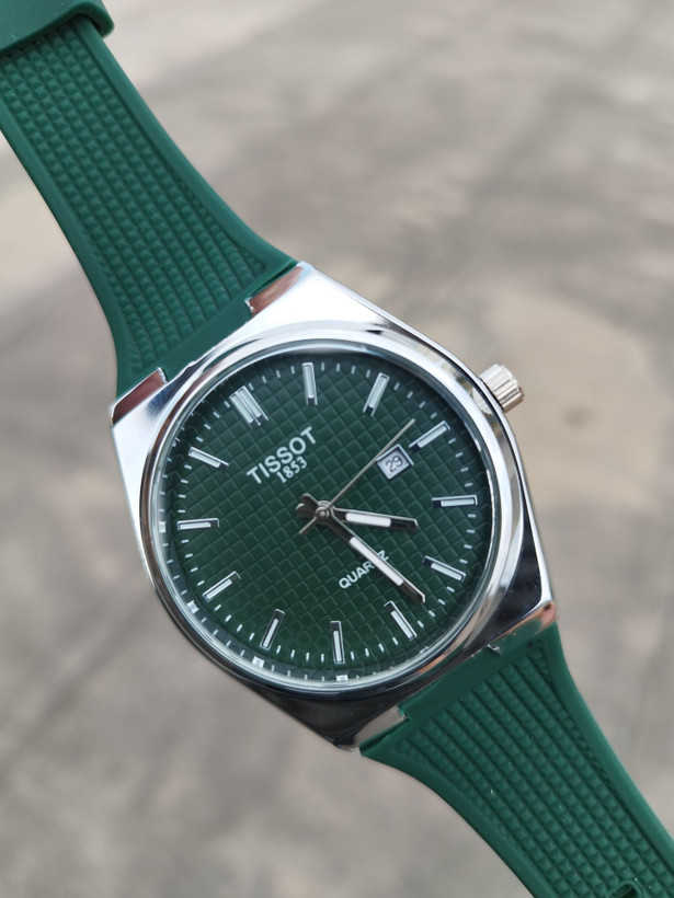 کد 2895 مردانه برند تیسوت TISSOT باکیفیت بند سیلیکونی طراحی خاص و زیبا موتور کوارتز قفل سگگی دارای روز شمار