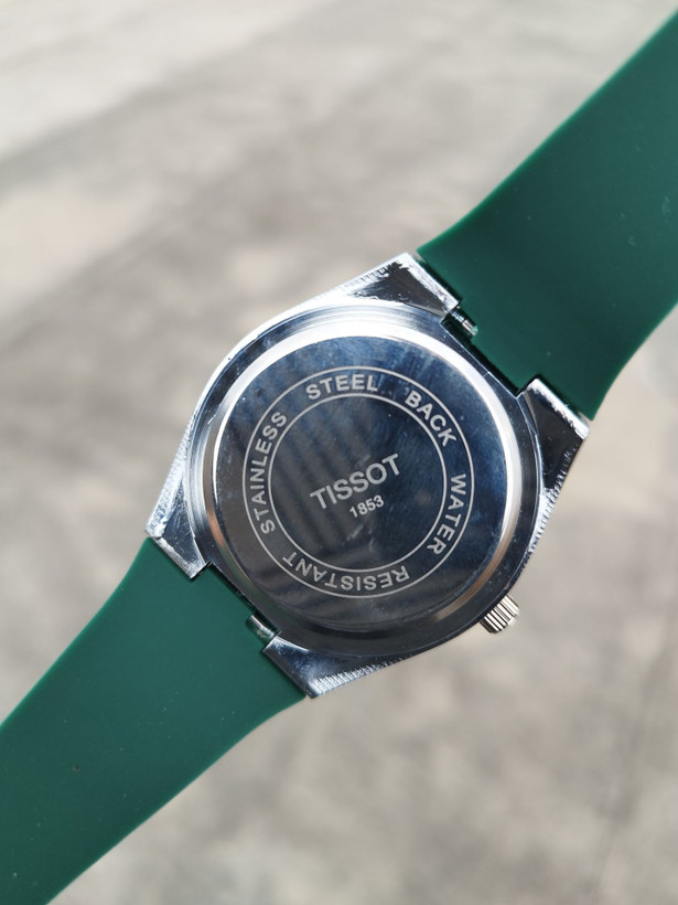 کد 2895 مردانه برند تیسوت TISSOT باکیفیت بند سیلیکونی طراحی خاص و زیبا موتور کوارتز قفل سگگی دارای روز شمار