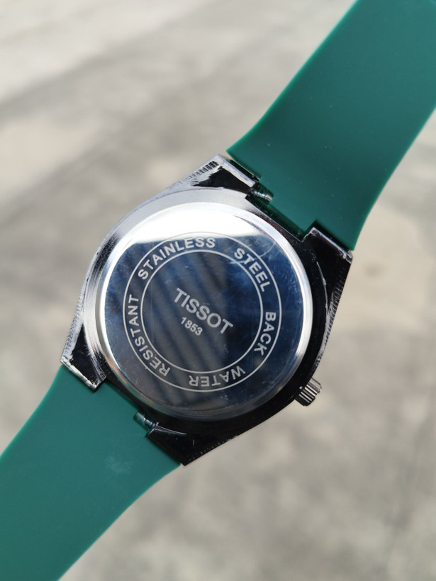کد 2895 مردانه برند تیسوت TISSOT باکیفیت بند سیلیکونی طراحی خاص و زیبا موتور کوارتز قفل سگگی دارای روز شمار