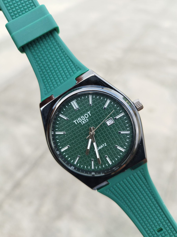 کد 2895 مردانه برند تیسوت TISSOT باکیفیت بند سیلیکونی طراحی خاص و زیبا موتور کوارتز قفل سگگی دارای روز شمار